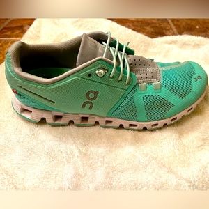 OnCloud shoes women’s size 7